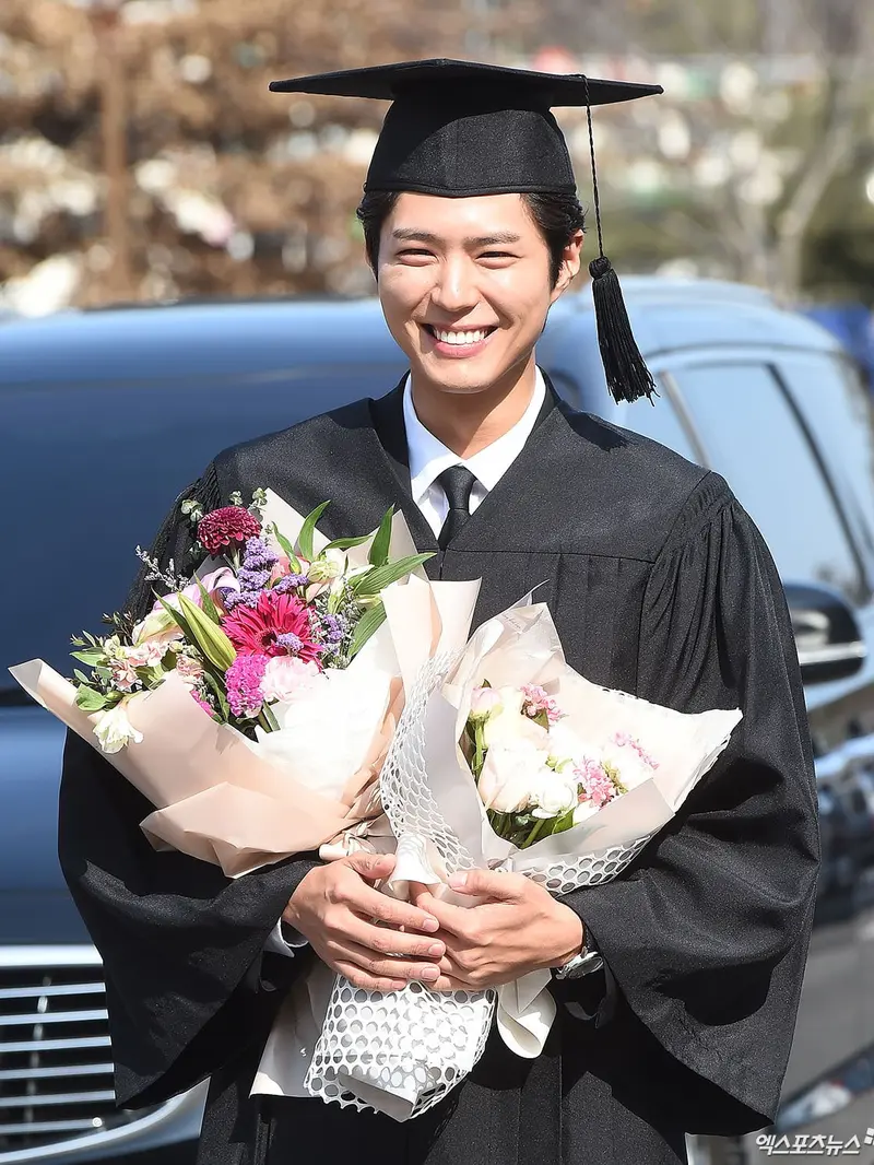 [Bintang] Diserbu Fans Saat Wisuda, Park Bo Gum Sempat Menolong Seorang Nenek