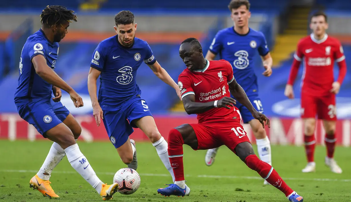 Pemain Chelsea Reece James (kiri) dan Jorginho (kedua kiri) berebut bola dengan pemain Liverpool Sadio Mane pada pertandingan Liga Premier Inggris di Stadion Stamford Bridge, Minggu (20/9/2020). Liverpool menang 2-0 lewat gol Sadio Mane. (Will Oliver/Pool via AP)
