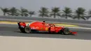 Pembalap Ferrari Sebastian Vettel dari Jerman mengemudikan mobilnya selama latihan bebas pertama di Sirkuit Internasional Bahrain Formula Satu di Sakhir, Bahrain, (6/4). F1 GP Bahrain akan berlangsung pada hari Minggu. (AP Photo/Luca Bruno)