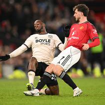 Gelandang West Ham United,  Aaron Wan-Bissaka (kiri), melanggar pemain Manchester United, Mason Mount, pada pertandingan Liga Inggris di Old Trafford, Jumat (5/12/2025) dini hari WIB. (Oli Scarff/AFP)