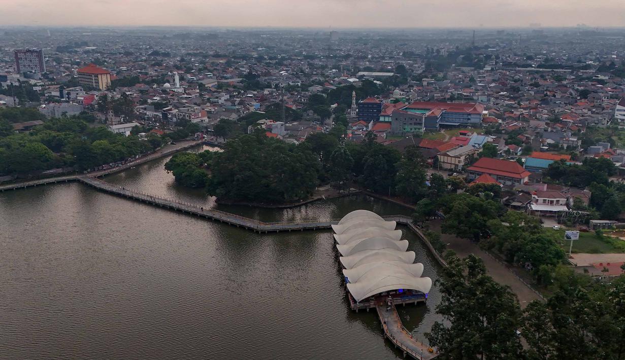 Keberadaan Situ Cipondoh sejak awal diarahkan untuk mengairi lahan persawahan, menampung limpahan dari wilayah aliran sungai, serta menjadi persediaan air saat musim kemarau. Tampak foto udara memperlihatkan area Situ Cipondoh di Kota Tangerang, Banten, nan tetap berfaedah sebagai area konservasi air sekaligus destinasi rekreasi warga, Rabu (14/4/2026). (merdeka.com/Arie Basuki)