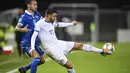 Pemain Liechtenstein, Dennis Salanovic berusaha merebut bola yang dibawa pemain Italia, Vincenzo Grifo selama bertanding pada Grup J Kualifikasi Piala Eropa 2020 di Vaduz, Liechtenstein (15/10/2019). Italia menang telak 5-0 atas Liechtenstein. (Gian Ehrenzeller/Keystone via AP)