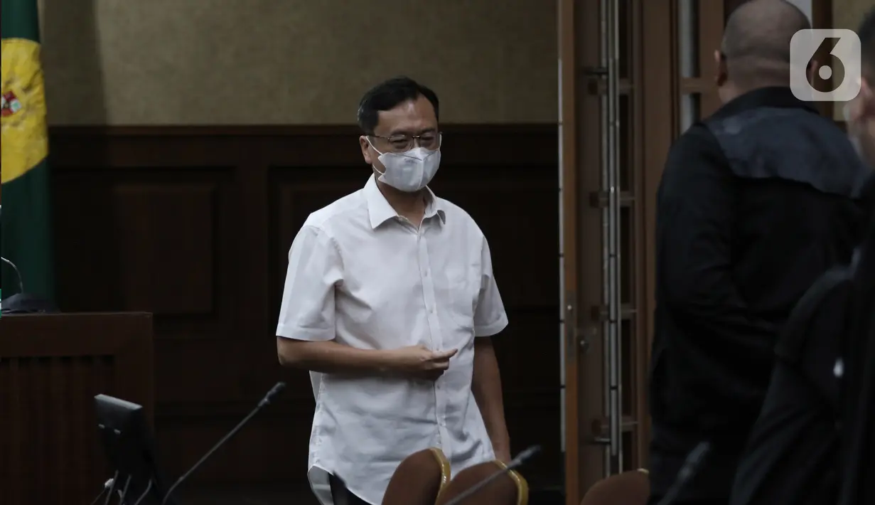 Terdakwa kasus dugaan korupsi di PT ASABRI Benny Tjokrosaputro meninggalkan ruangan usai menjalani sidang dengan agenda pembacaan putusan di Pengadilan Tindak Pidana Korupsi (Tipikor), Jakarta, Kamis (12/1/2023). Majelis hakim menjatuhkan vonis nihil kepada Benny Tjokrosaputro terkait pengelolaan keuangan dan dana investasi di PT Asabri tahun 2012-2019 dikarenakan sudah mendapat vonis seumur hidup dalam kasus Jiwasraya. (Liputan6.com/Johan Tallo)