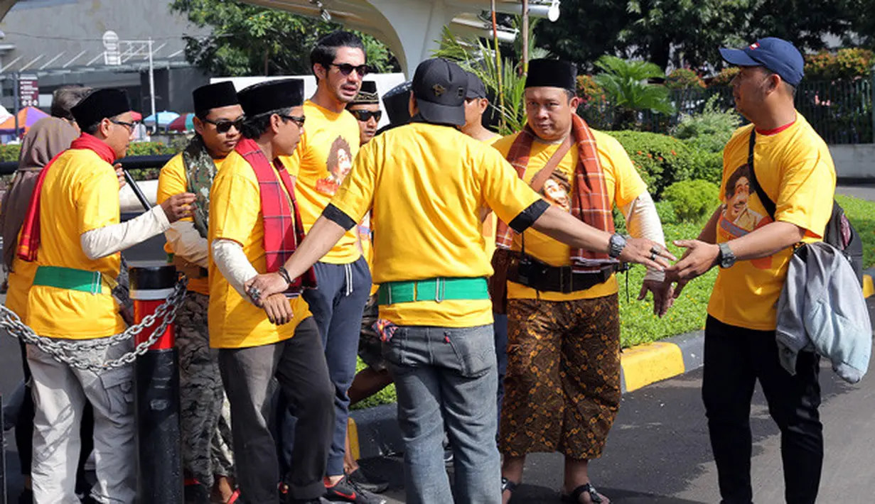 Di film tersebut, Reza Rahadian berperan sebagai Pengki, sosok pria yang pernah diperankan oleh Benyamin Sueb. (Deki Prayoga/Bintang.com)