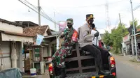 Forkopimda dan sejumlah kiai berkeliling dengan mobil patroli mengimbau masyarakat untuk memakai masker, di Bangkalan, Madura. (Foto: Liputan6.com/Musthofa)