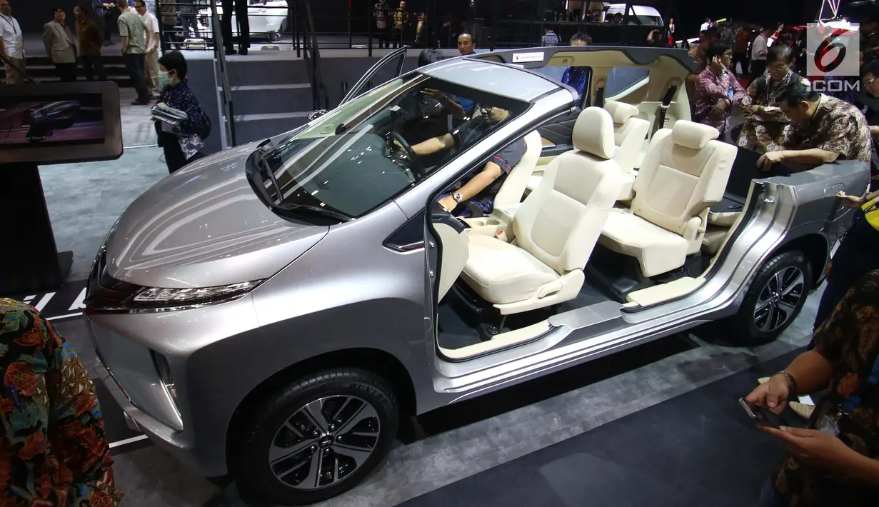 Pengunjung mencoba mobil terbaru di pameran Gaikindo Indonesia International Auto Show (GIIAS) 2017 di Indonesia Convention Exhibition BSD City, Tangerang, Banten, Kamis (10/8). (Liputan6.com/Angga Yuniar)