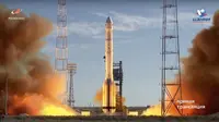 Foto ini diambil dari video peluncuran pada Sabtu, 13 Juli 2019, dan disebarluaskan oleh Roscosmos Space Agency Press Service. Roket Proton-M milik Rusia lepas landas dari landasan peluncuran di fasilitas angkasa luar di Baikonur, Kazakhstan. (AP)