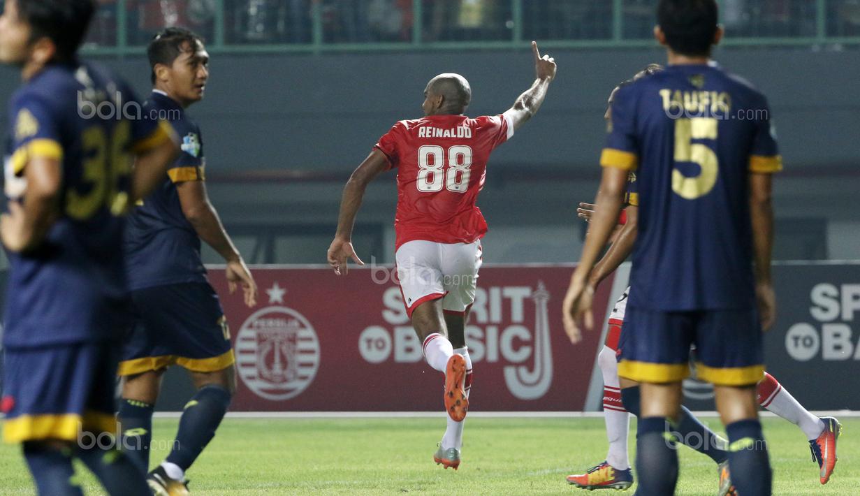 Pemain Persija Jakarta, Reinaldo Da Costa merayakan gol ke gawang Persela Lamongan pada lanjutan Liga 1 2017 di Stadion Patriot Bekasi, Minggu (27/8/2017). Persija menang 2-0. (Bola.com/Nicklas Hanoatubun)