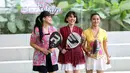 Padel Berkebaya juga menjadi wujud advokasi budaya yang membumi, menghadirkan kebaya dalam gerak tubuh, energi, dan interaksi sosial. Tampak dalam foto, peserta bermain padel berpose saat kegiatan Padel Berkebaya di Bounce Padel Club, Jakarta, Sabtu (7/2/2026). (Kapanlagi.com/Budy Santoso)