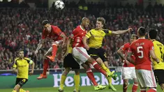 Pemain Benfica, Luisao dan Victor Lindelof menghadang sundulan pemain Dortmund, Lukasz Piszczek pada babak 16 besar Liga Champions di Luz stadium, Lisbon, (14/2/2017). Benfica menang 1-0.  (AP/Armando Franca)