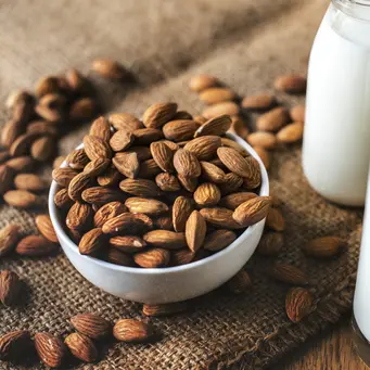 Buat susu dan kacang almond untuk mengompres mata panda. (Foto: pixabay.com)