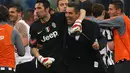 Kiper Gianluigi Buffon turut larut dalam euforia yang diraih klubnya. (AFP PHOTO / MARCO BERTORELLO)