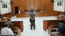 Terdakwa Brigjen Teddy Hernayadi mendengarkan pembacaan vonis di Pengadilan Militer Jakarta, Rabu (30/11). Brigjen Teddy  divonis hukuman penjara seumur hidup terkait korupsi anggaran Kemhan 2010-2014 puluhan miliar rupiah. (Liputan6.com/Helmi Afandi)