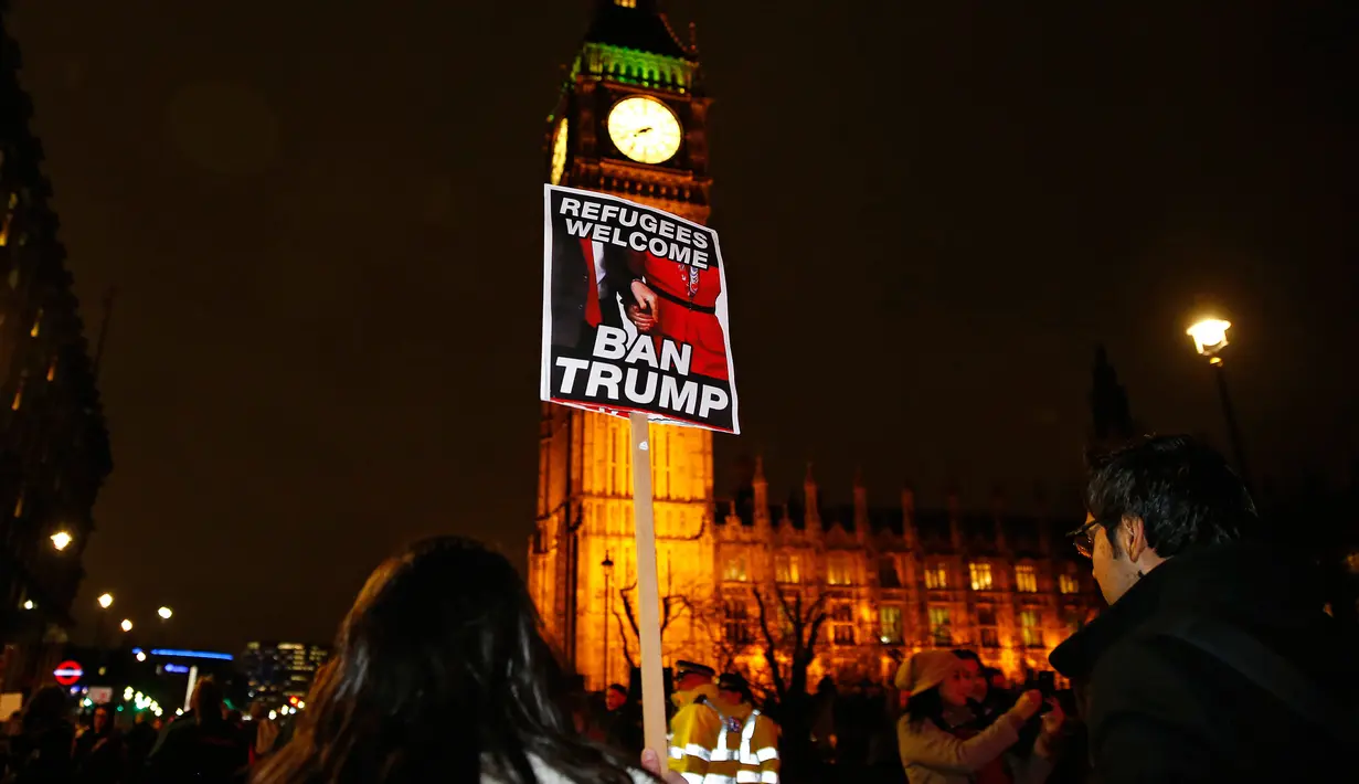 Sebuah spanduk dalam unjuk rasa memprotes kebijakan Presiden AS Donald Trump menyangkut kependudukan dan imigrasi, di London, Senin (30/1). Salah satu titik kumpul massa terlihat di depan kediaman resmi Perdana Menteri Inggris. (AP Photo/Alastair Grant)
