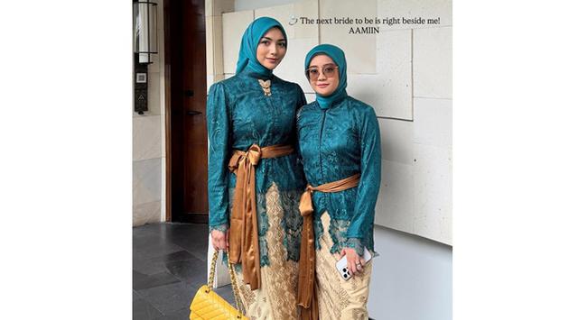 Pesona Citra Kirana dalam kebaya brokat hijau toska di pernikahan sahabat