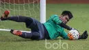 4. Kurniawan Kartika Ajie akan menjadi pilihan utama di bawah mistar gawang Timnas Indonesia U-22. Pemain Persiba Balikpapan ini tampil impresif sepanjang babak penyisihan grup. (Bola.com/Vitalis Yogi Trisna)