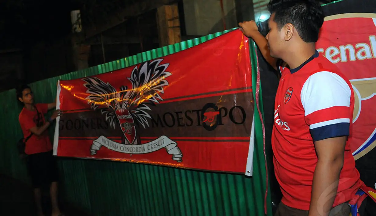 Jelang menyaksikan laga final, beberapa suporter terlihat memasang spanduk di sekitar Flavor Bliss, Tangerang, Sabtu (17/5/14). (Liputan6.com/Faisal R Syam)