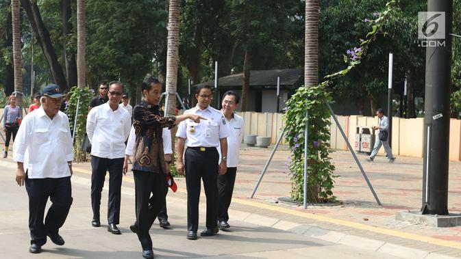 Presiden Jokowi didampingi Menteri PUPR Basuki Hadimuljono, Gubernur DKI Anies Baswedan dan Dirut GBK Winarto meninjau fasilitas umum untuk masyarakat berkebutuhan khusus di Kompleks Gelora Bung Karno, Senayan, Selasa (16/10). (Liputan6.com/Angga Yuniar)
