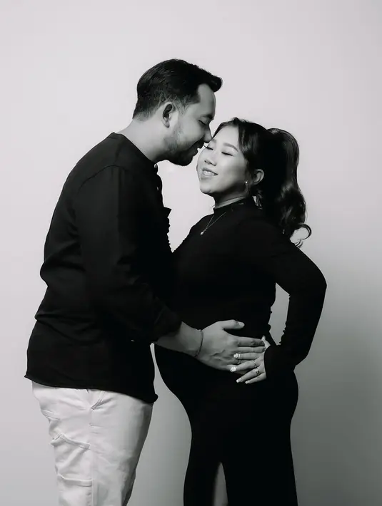 Potret Maternity Shoot Kiky Saputri, Kocak Adu Perut dengan Suami (Sumber: Instagram/kikysaputri)