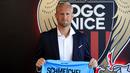 Kasper Schmeichel. Kiper Denmark berusia 35 tahun yang telah berseragam Leicester City sejak awal musim 2011/2012 ini secara mengejutkan memutuskan hijrah ke OGC Nice di bursa transfer musim panas 2022/2023 ini. Ia dilepas The Foxes dengan nilai transfer hanya 1 juta euro dengan durasi kontrak selama 3 tahun hingga Juni 2025. Bersama Leicester City ia total tampil dalam 478 laga di semua ajang dengan torehan 147 kali clean sheet dan kebobolan 586 gol. (AFP/Valery Hache)