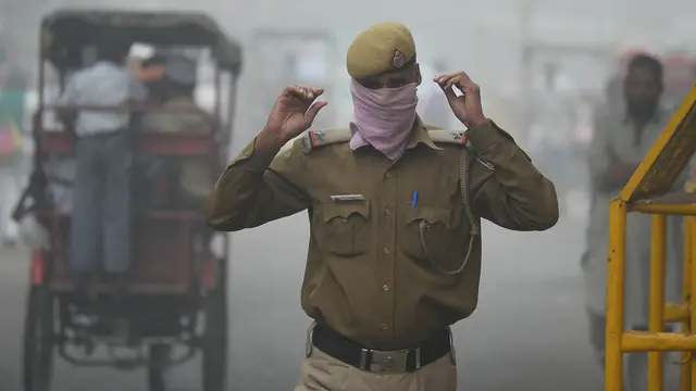 India Dikepung Kabut Asap