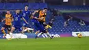 Pemain Wolverhampton Wanderers Daniel Podence (kanan) bertabrakan dengan pemain Chelsea pada pertandingan Liga Inggris di Stamford Bridge Stadium, London, Inggris, Rabu (27/1/2021). Pertandingan berakhir dengan skor 0-0. (Neil Hall/Pool via AP)