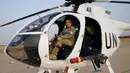 Kapten Sandra Hernandez (36) berpose di samping helikopternya di pangkalan MINUSMA, Timbuktu, Mali,  Senin (19/2). (AFP PHOTO/Sebastien Rieussec)