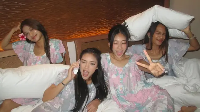 Buktikan Warga +62, Girl Group No Na Tampil Melokal dengan Daster Pastel