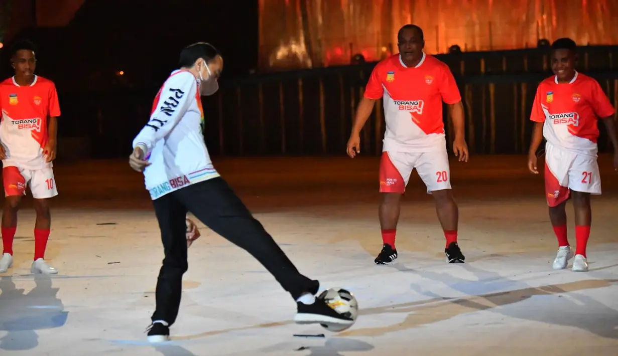 Presiden Joko Widodo bermain bola dengan sejumlah pengisi acara saat Upacara Pembukaan PON Papua di Stadion Lukas Enembe, Kompleks Olahraga Kampung Harapan, Distrik Sentani Timur, Kabupaten Jayapura, Papua, Sabtu (2/10/2021). (Foto:Tangkapan Layar YouTube Sekretariat Presiden)