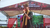 Ganjar Pranowo saat menyapa Srikandi PDI Perjuangan dan pendukung Ganjar-Mahfud di Expo GWH Kalianda, Lampung Selatan. (Liputan6.com/Dicky Agung Prihanto)