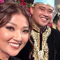 Ribuan tamu undangan datang ke pernikahan Kahiyang Ayu dan Bobby Nasution. Banyak selebriti hadir dalam pernikahan putri Presiden Jokowi. Salah satunya Ruben Onsu beserta istri, Sarwendah Tan. (Instagram/ruben_onsu)