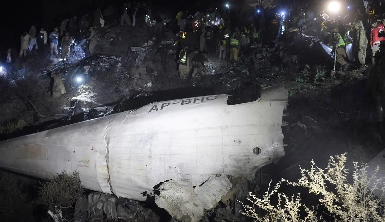 Salah satu bagian dari pesawat Pakistan International Airlines (PIA) yang jatuh di Abbottabad, wilayah Khyber Pakhtunkhawa, Rabu (7/12). Pesawat yang membawa 48 orang itu jatuh di Pegunungan Pakistan bagian Utara dan terbakar. (AAMIR QURESHI/AFP)