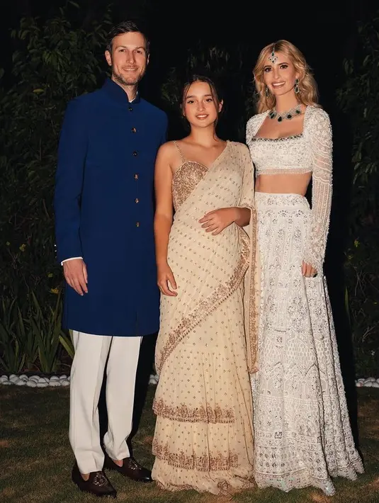 <p>Ia juga hadir bersama putrinya, Arabella yang juga mengenakan sari India warna coklat keemasan. Sedangkan Ivanka tampil dengan crop top lengan panjang dan rok panjang khas India berbordir warna putih. [@ivankatrump]</p>