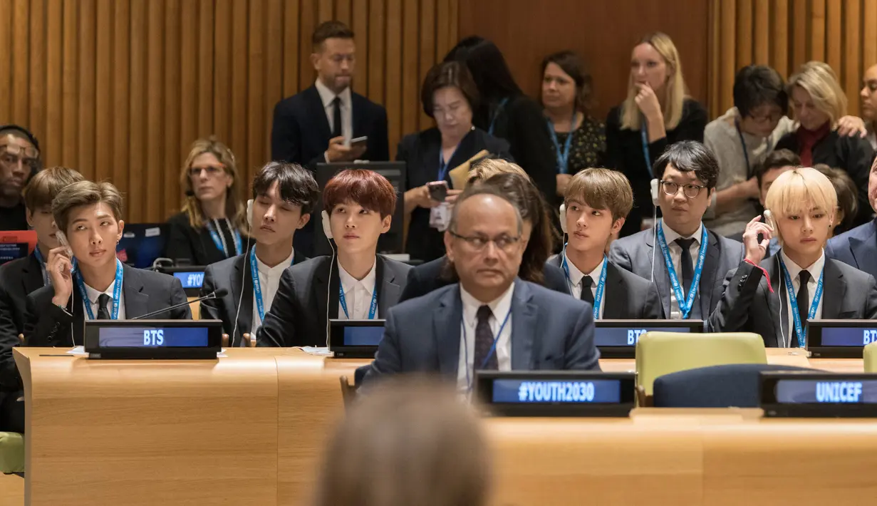 Boyband Korea Selatan, BTS menghadiri Sidang Umum Perserikatan Bangsa-Bangsa (PBB) di New York, Senin (24/9). BTS memberikan pidato singkat dihadapan para pemimpin dunia yang hadir dalam acara UNICEF. (AFP/Mark GARTEN)