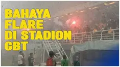 Laga Persebaya Vs Persibo terhenti akibat adanya flare di tengah pertandingan