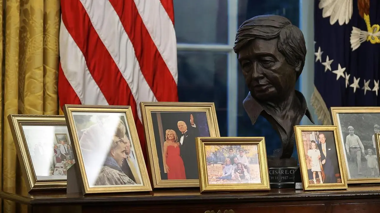 Dekorasi Baru Ruang Oval Kantor Presiden AS Joe Biden. (AP Photo)