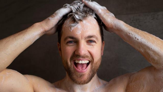 Ilustrasi cowok mencuci rambut dengan sampo