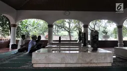Peziarah berdoa di makam Pangeran Jayakarta, Jakarta, Senin (21/1). Anggaran perluasan kompleks makam Pangeran Jayakarta sebesar Rp 23 miliar. (Merdeka.com/Iqbal Nugroho)