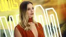 Aktris Margot Robbie berpose saat tiba menghadiri premier film Once Upon a Time In Hollywood di sebuah bioskop di London, Inggris (30/7/2019). Margot Robbie tampil seksi menggenakan gaun oranye tipis Oscar de la Renta untuk menyesuaikan musim panas di eropa. (AP Photo/Joel C Ryan)