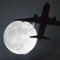 Penampakan supermoon di London Heathrow Airport pada tahun baru 2018. (Justin TALLIS / AFP)