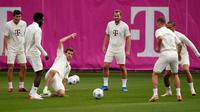 Pemain Bayern Kim Min-jae, Alphonso Davies, Thomas Mueller, Harry Kane, Joshua Kimmich dan Leroy Sane (kiri ke kanan) berlatih saat sesi latihan di Munich, Jerman, Selasa, 19 September 2023. (AP Photo/Matthias Schrader)