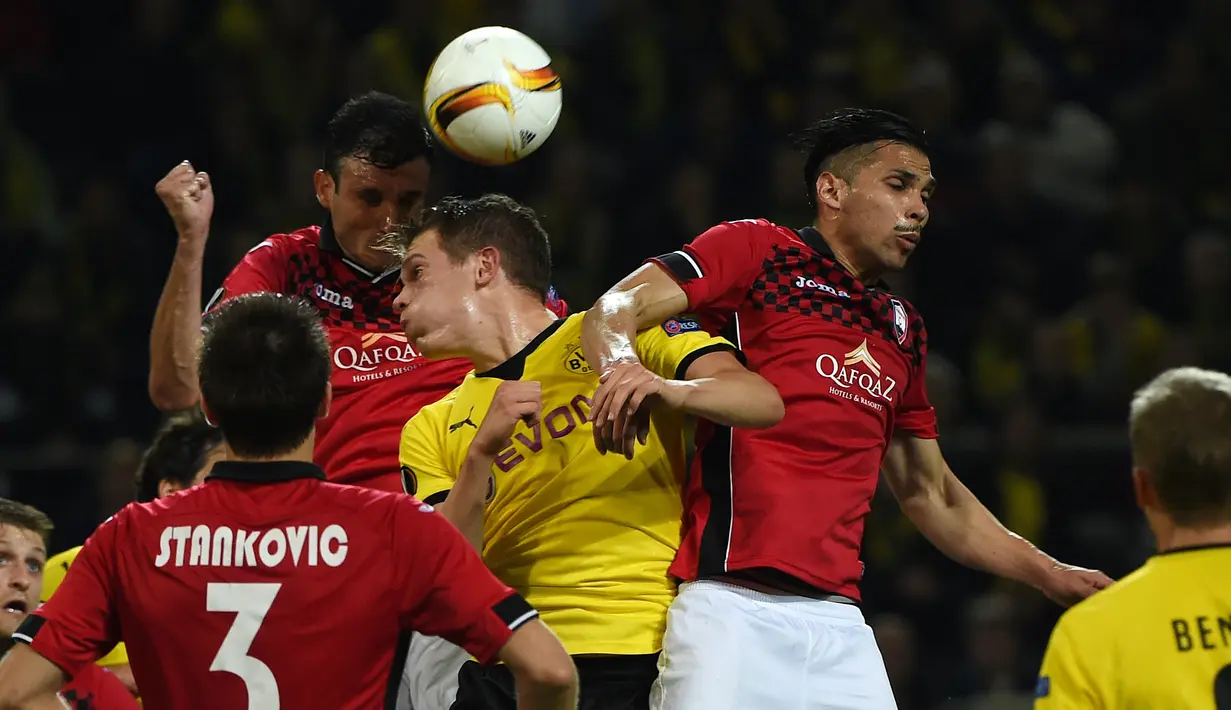 Perebutan bola antara pemain Borussia Dortmund dan FK Qabala dalam lanjutan Grup C Liga Europa di Stadion Signal Iduna Park, Dortmund, Jerman, Jumat (6/11/2015) dini hari WIB. (AFP Photo/Patrik Stollarz)