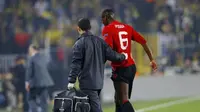 Gelandang Manchester United, Paul Pogba, keluar lapangan usai mendapat cedera pada laga kontra Fenerbahce, di Stadion Sukru Saracoglu, Jumat (4/11/2016) dini hari WIB.  (Reuters/Murad Sezer)