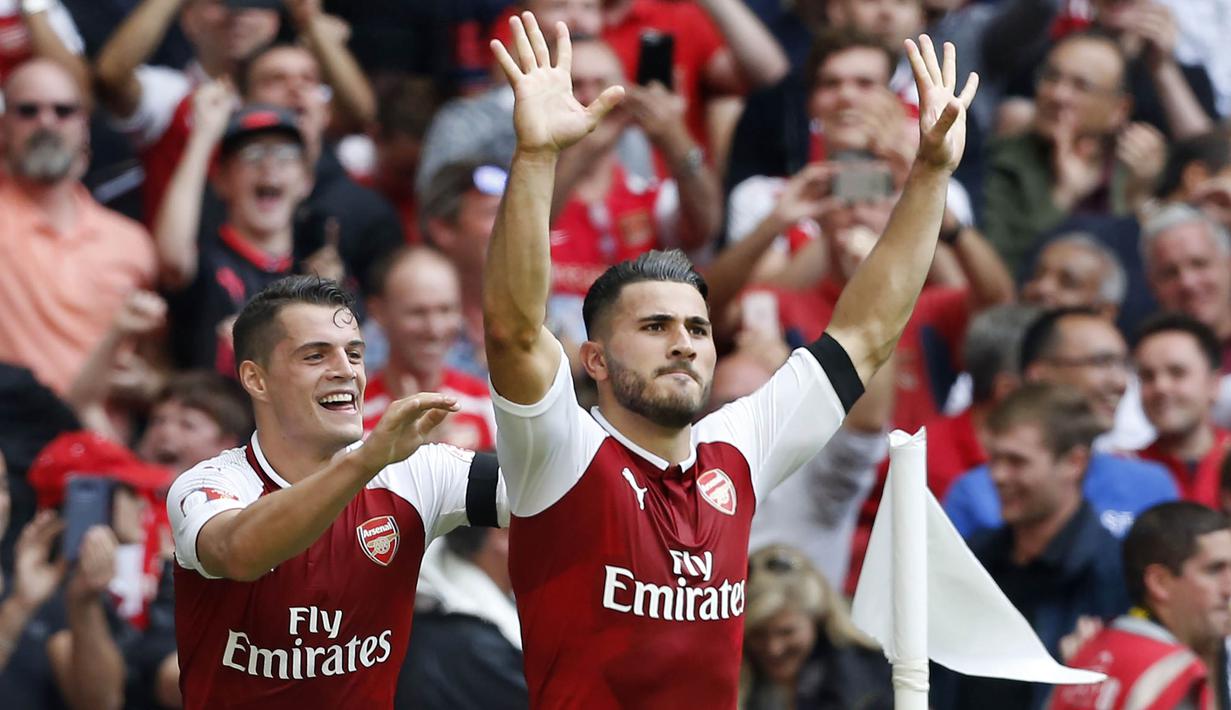 Bek Arsenal, Sead Kolasinac, merayakan gol yang dicetaknya ke gawang Chelsea  pada laga Community Shield di Stadion Wembley, London, Minggu (6/8/2017). Arsenal berhasil menang 4-1 melalui adu penalti atas Chelsea. (AFP/Ian Kington)