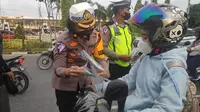 Personel Lalu Lintas Polda Riau memberikan hadia kepada pengguna jalan yang tertib pada Operasi Zebra Lancang Kuning. (Liputan6.com/M Syukur)