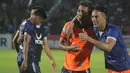 Striker Persija Jakarta, Addison Alves, foto bersama striker PSIS Semarang, Hari Nur Hidayat, pada laga Liga 1 di Stadion Sultan Agung, Bantul, Jumat (20/4/2018). PSIS kalah 1-4 dari Persija. (Bola.com/Ronald Seger)