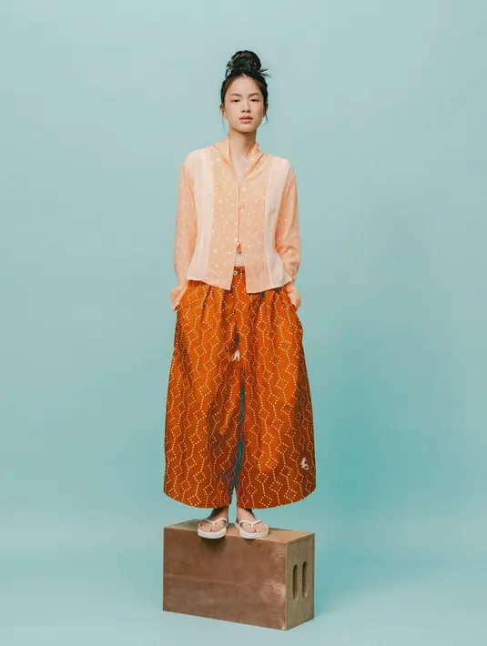 Dari Sejauh Mata Memandang hadirkan inspirasi set outfit warna oranye dengan shade berbeda [@sejauh_mata_memandang]