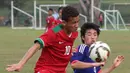 Timnas Indonesia U16, Egi Maulana, berebut bola dengan pemain Jepang U16 saat ujicoba di Lapangan Padepokan Voli Indonesia di Sentul, Bogor, Jawa Barat. Selasa (15/4). 