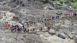 Personel dari Pasukan Penanggulangan Bencana Nasional India (NDRF) berupaya menyelamatkan para peziarah Hindu setelah banjir bandang melanda sebuah desa di distrik Kishtwar pada 15 Agustus 2025. (Mir Imran/AFP)