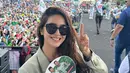 Tampil pakai blazer warna hijau, Nabila Syakieb tampil stylish. Lantaran digelar di lapangan, artis berusia 39 tahun ini memakai kacamata hitam untuk menghindari silaunya cahaya matahari. Nomor urut Dadang Supriatna-Ali Syakieb adalah nomor dua, Nabila Syakieb berpose dua jari sembari memegang kipas tangan dengan gambar Dadang Supriatna dan Ali Syakieb. (Liputan6.com/IG/@nsyakieb85)